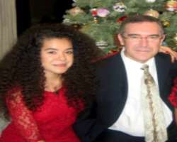 The bombshell comes from a family of well-known people. She is the daughter of actor and broadcaster Warwick Paul Evans, and her Aunt is the British a